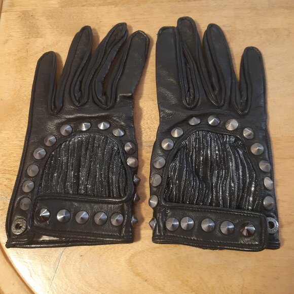 Small Burberry Women's Gloves, Size 6.5 Black with studded Maid in Italy - Picture 2 of 15